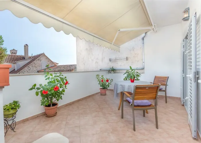 Old Town Hvar * חוואר